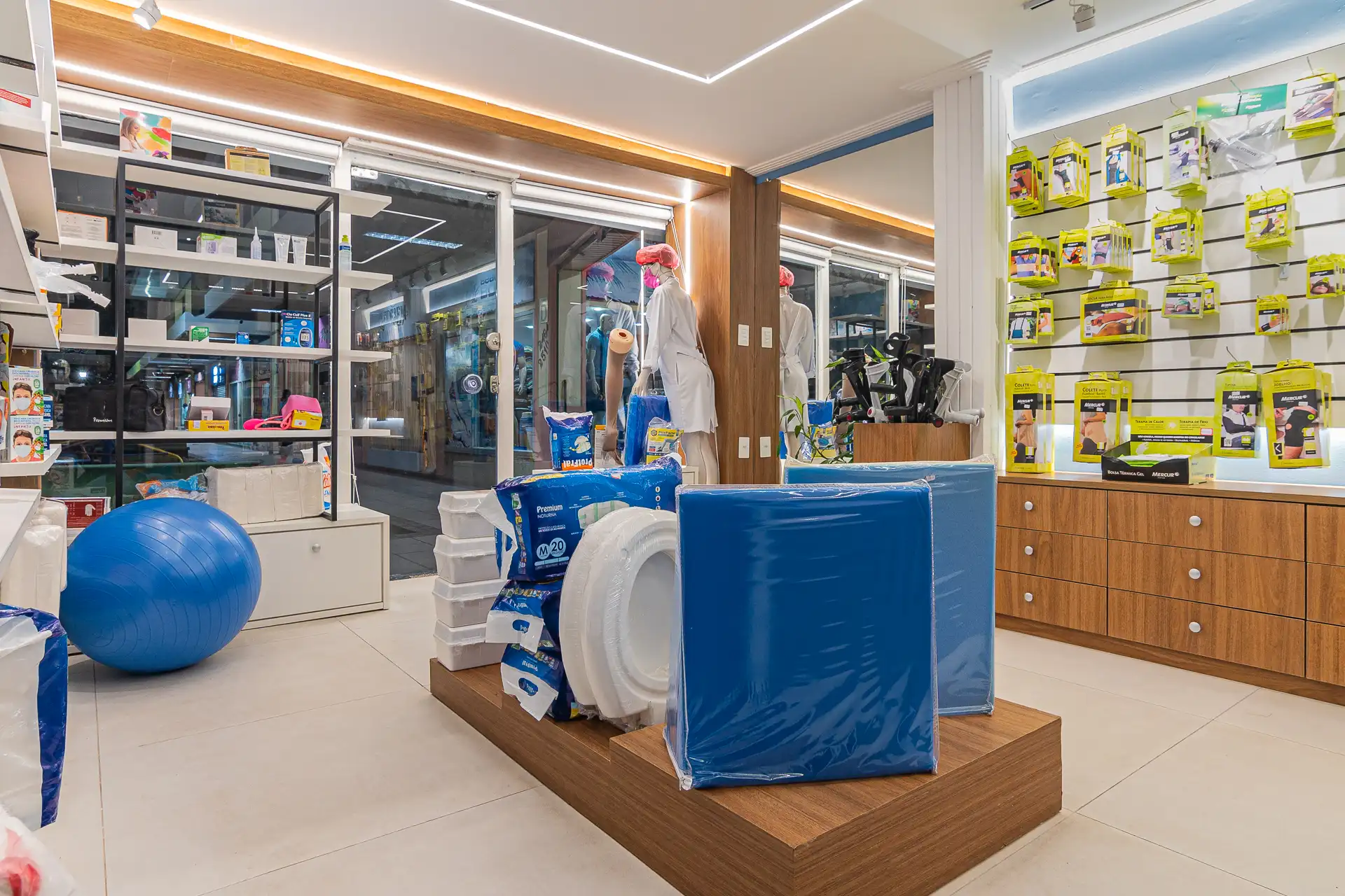 Interior da loja Multimedical no Shopping Imbuí Plaza